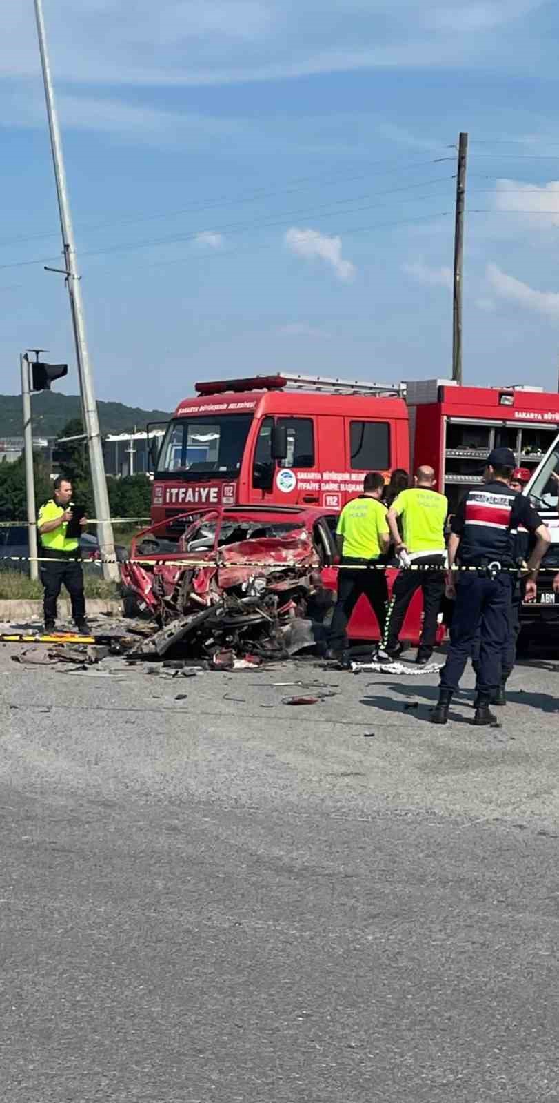 Hafriyat kamyonuyla çarpışan otomobil kağıt gibi ezildi: 2 ölü
