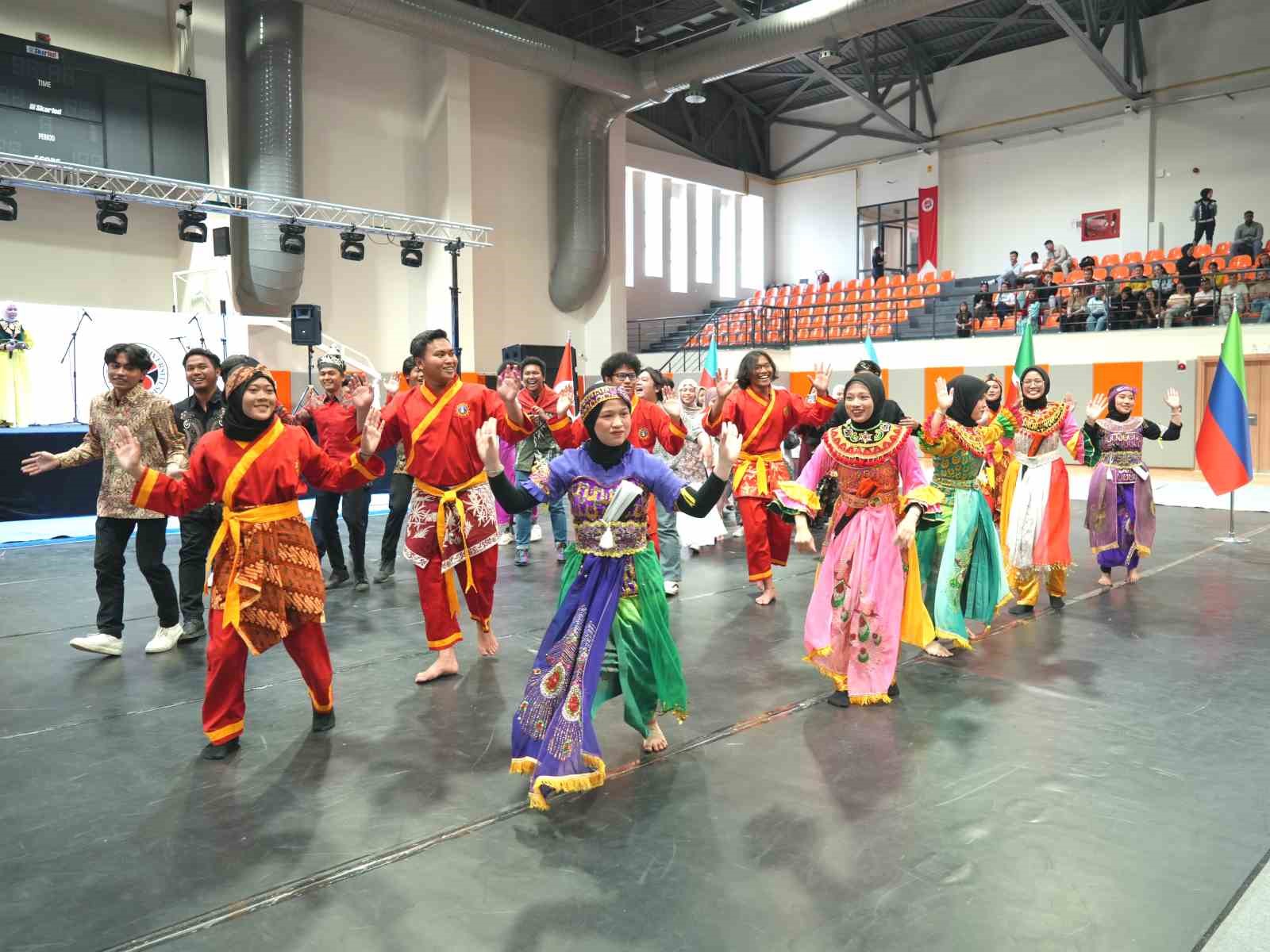 13 ülkeden gelen öğrenciler yöresel ürünlerini tanıttı, halk oyunlarını sahneledi
