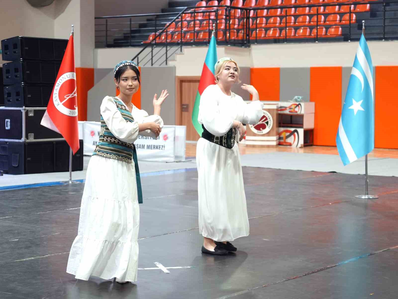 13 ülkeden gelen öğrenciler yöresel ürünlerini tanıttı, halk oyunlarını sahneledi
