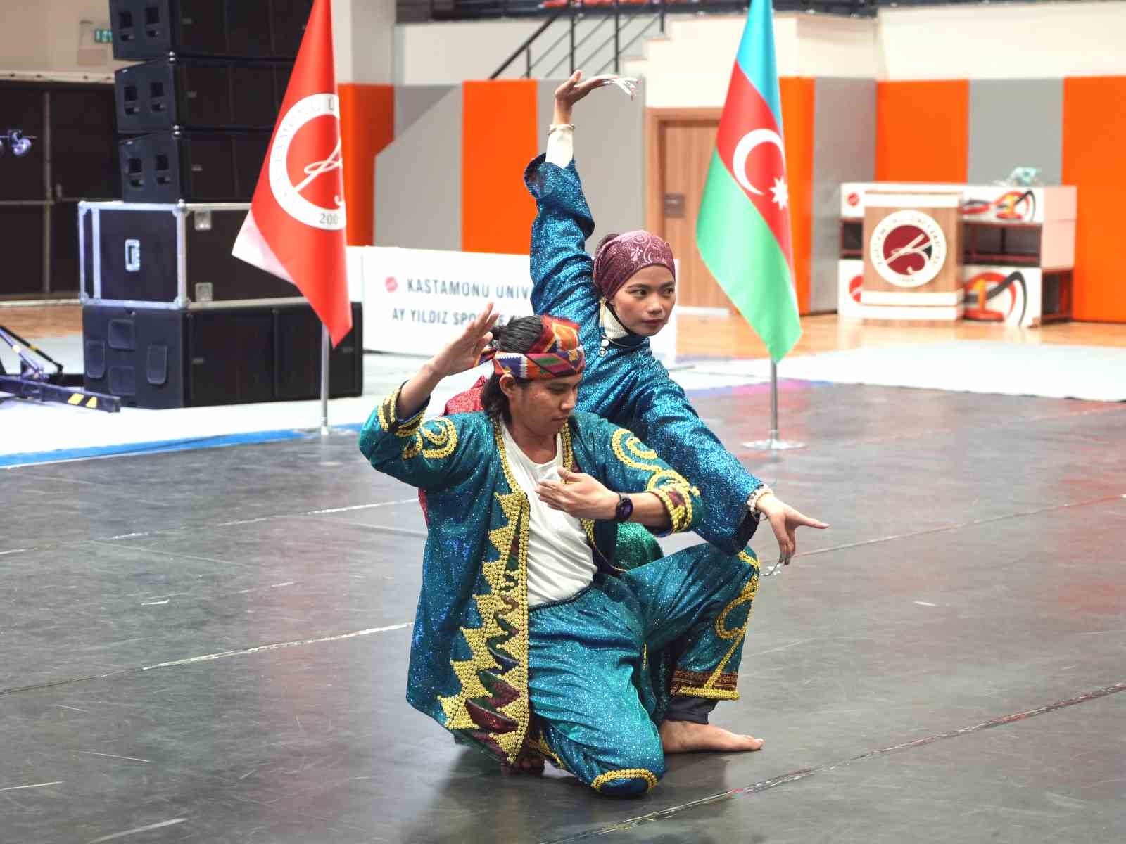 13 ülkeden gelen öğrenciler yöresel ürünlerini tanıttı, halk oyunlarını sahneledi
