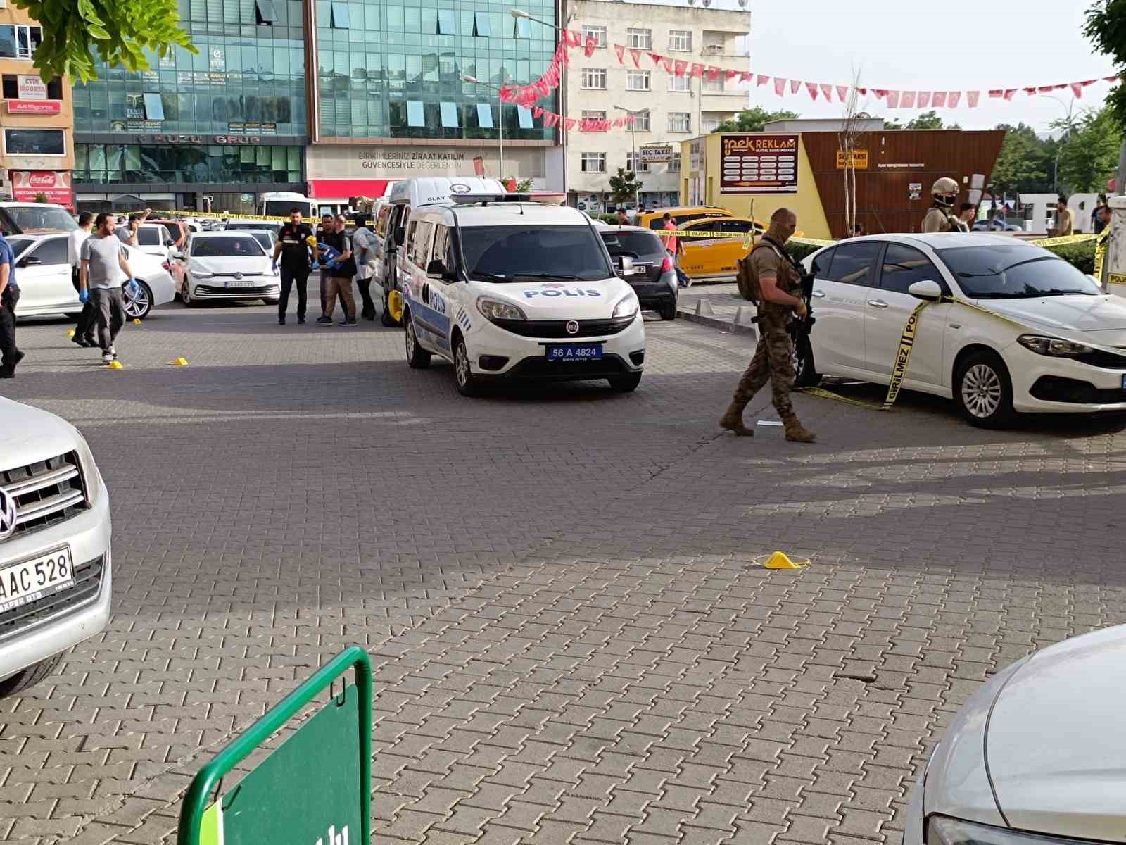 Siirt Valisi silahlı kavganın ortasında kaldı
