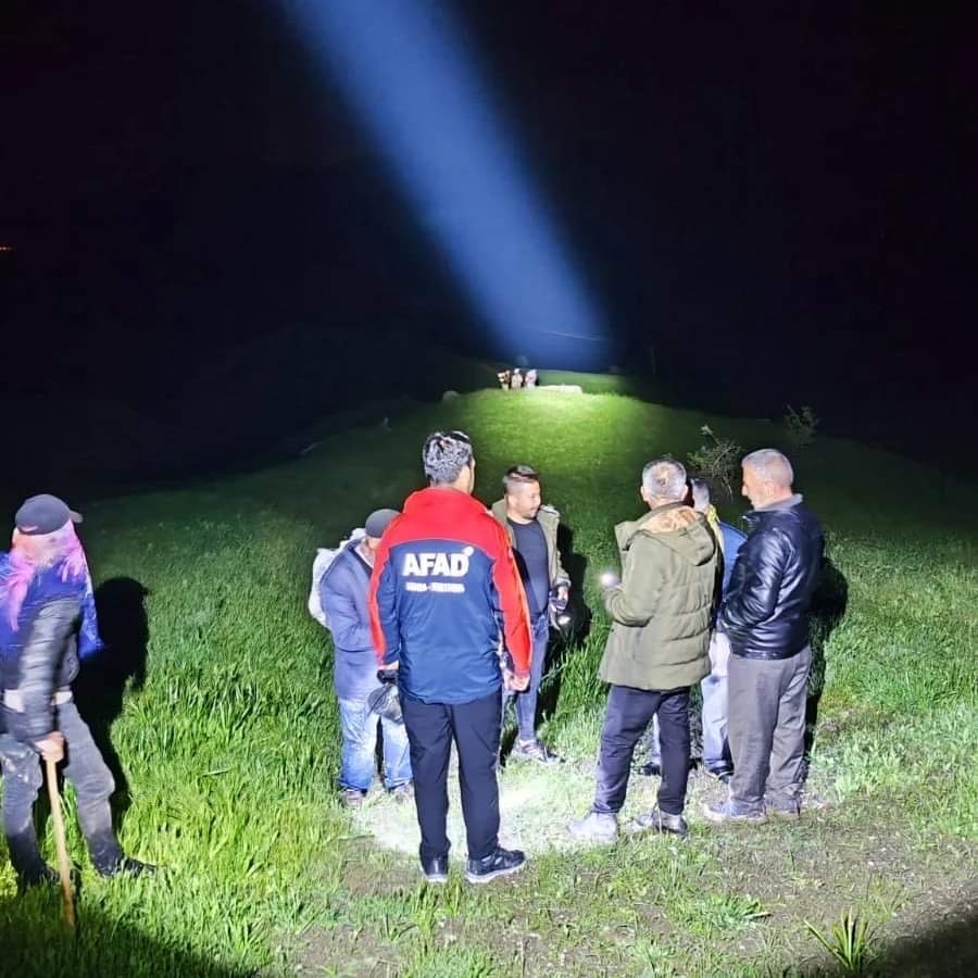 Yaylada mahsur kalan berivanlar ekipler tarafından kurtarıldı
