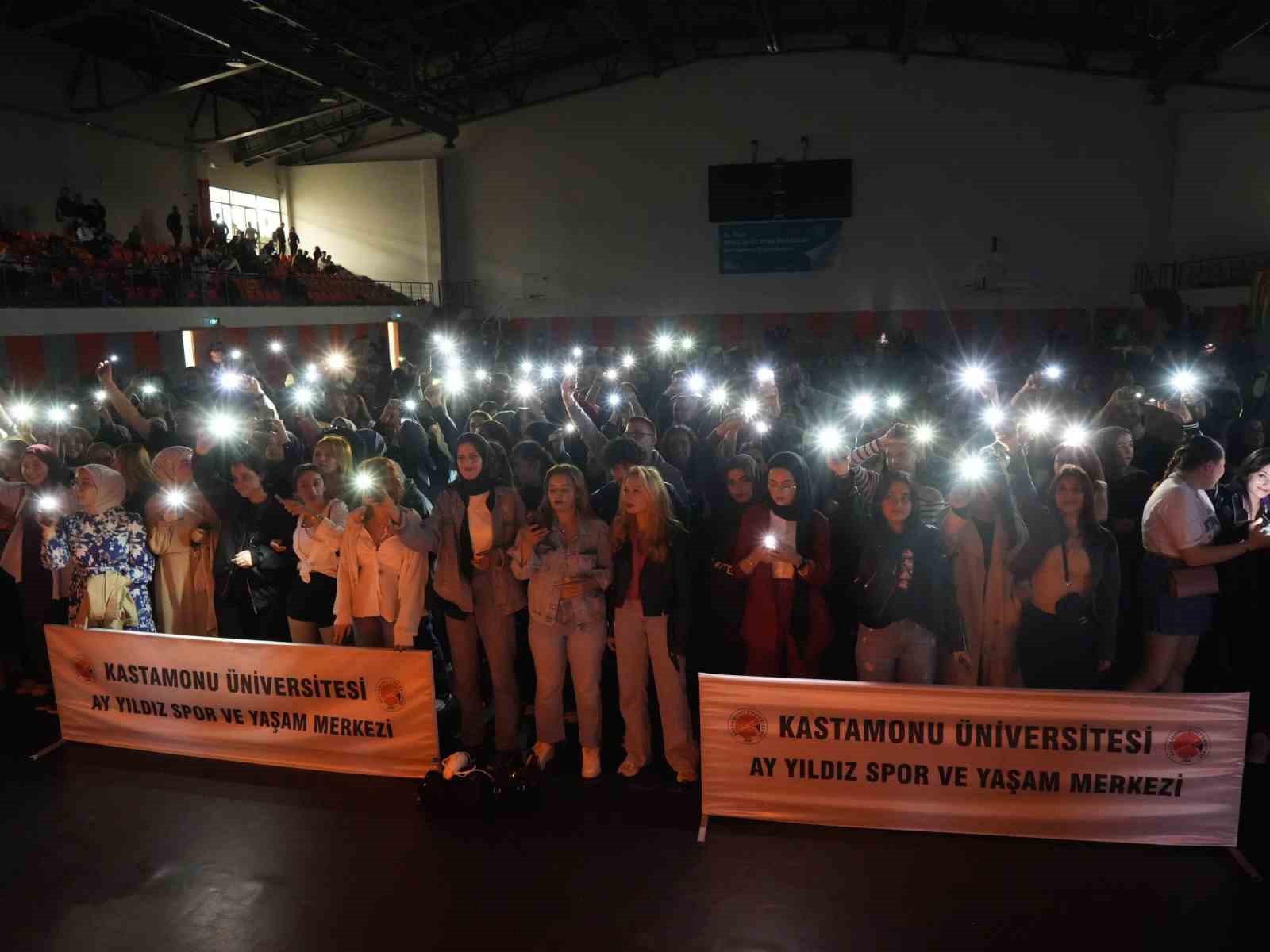 Kastamonu Üniversitesi’nde Bahar Şenlikleri’nde Can Kavalcı sahne aldı
