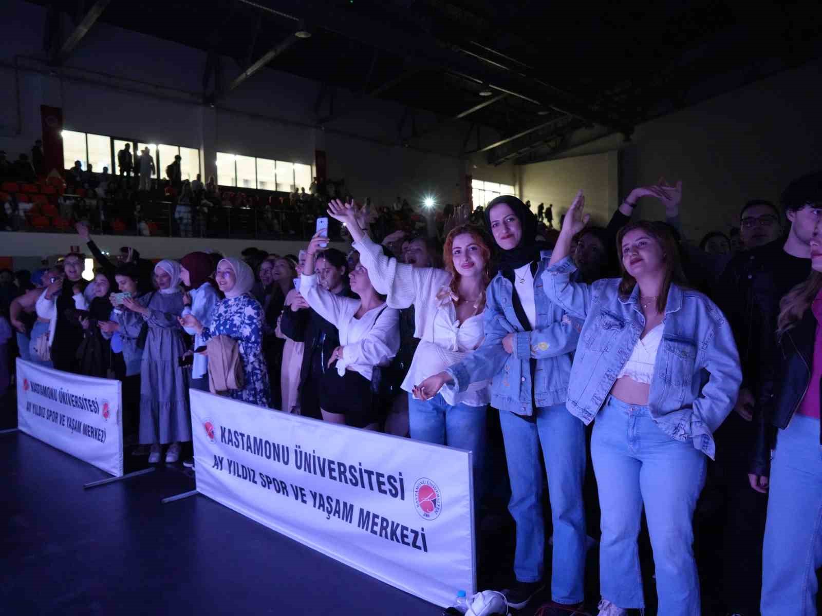 Kastamonu Üniversitesi’nde Bahar Şenlikleri’nde Can Kavalcı sahne aldı
