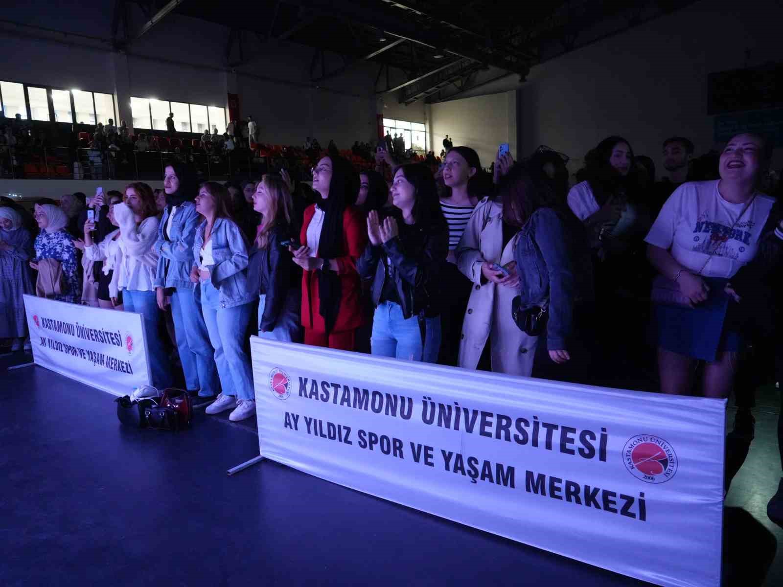 Kastamonu Üniversitesi’nde Bahar Şenlikleri’nde Can Kavalcı sahne aldı
