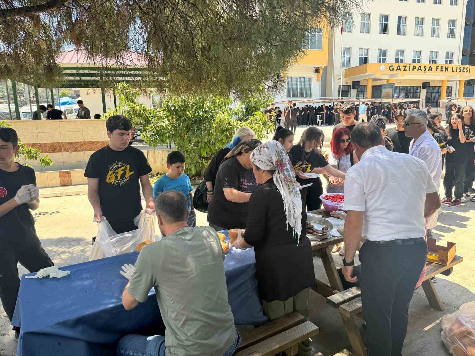 Gazipaşa Fen Lisesi’nde Hatay’a destek panayırı düzenlendi
