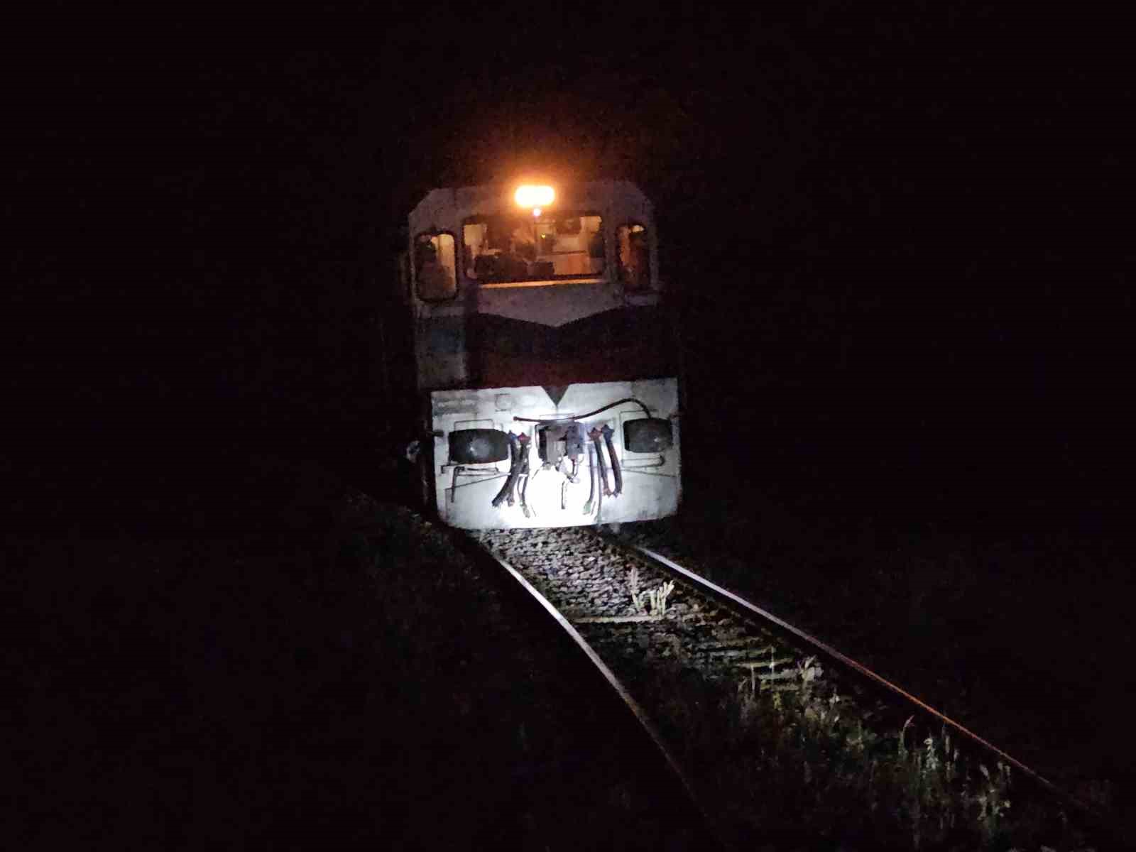 Diyarbakır’da yük treni otomobile çarptı: 2 yaralı
