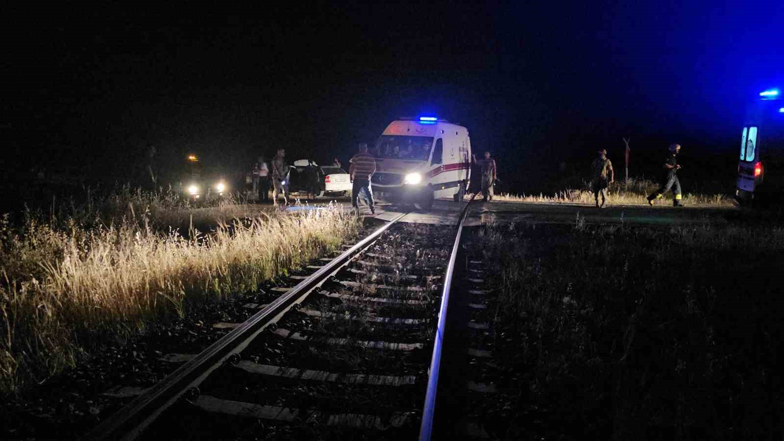 Diyarbakır’da yük treni otomobile çarptı: 2 yaralı
