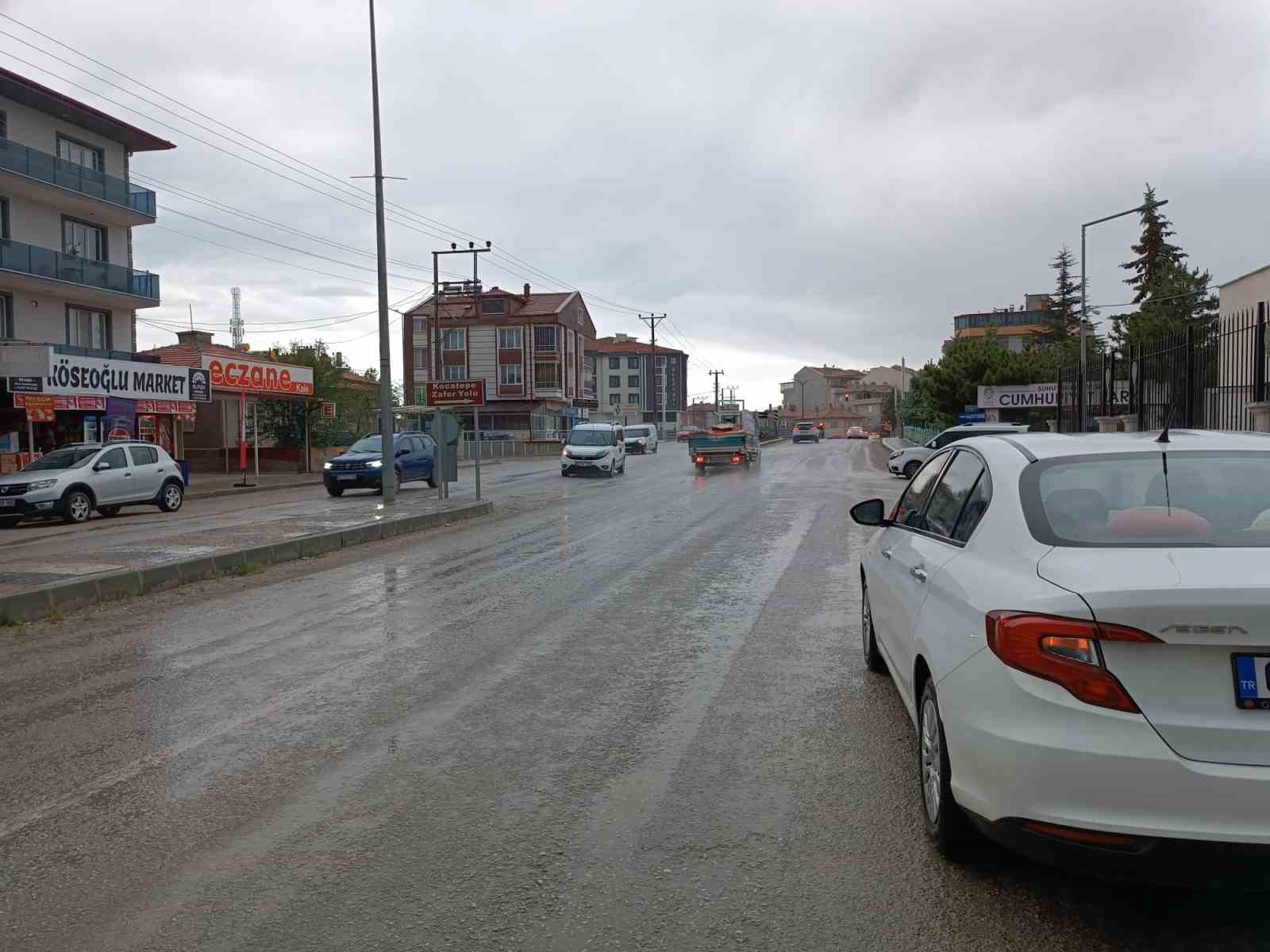 Afyonkarahisar’da kuvvetli yağış hayatı olumsuz etkiledi
