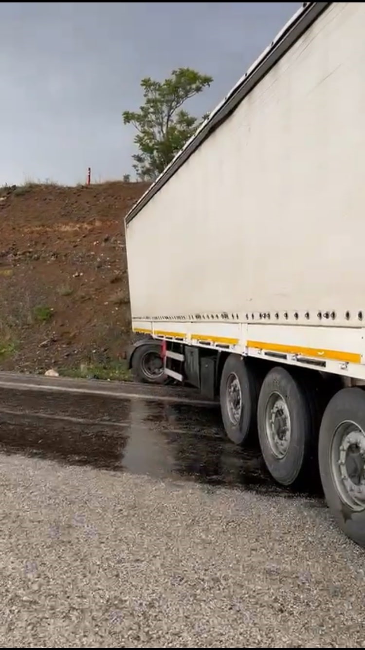 Antalya-Denizli yolunda tır makasladı, yol trafiğe kapandı
