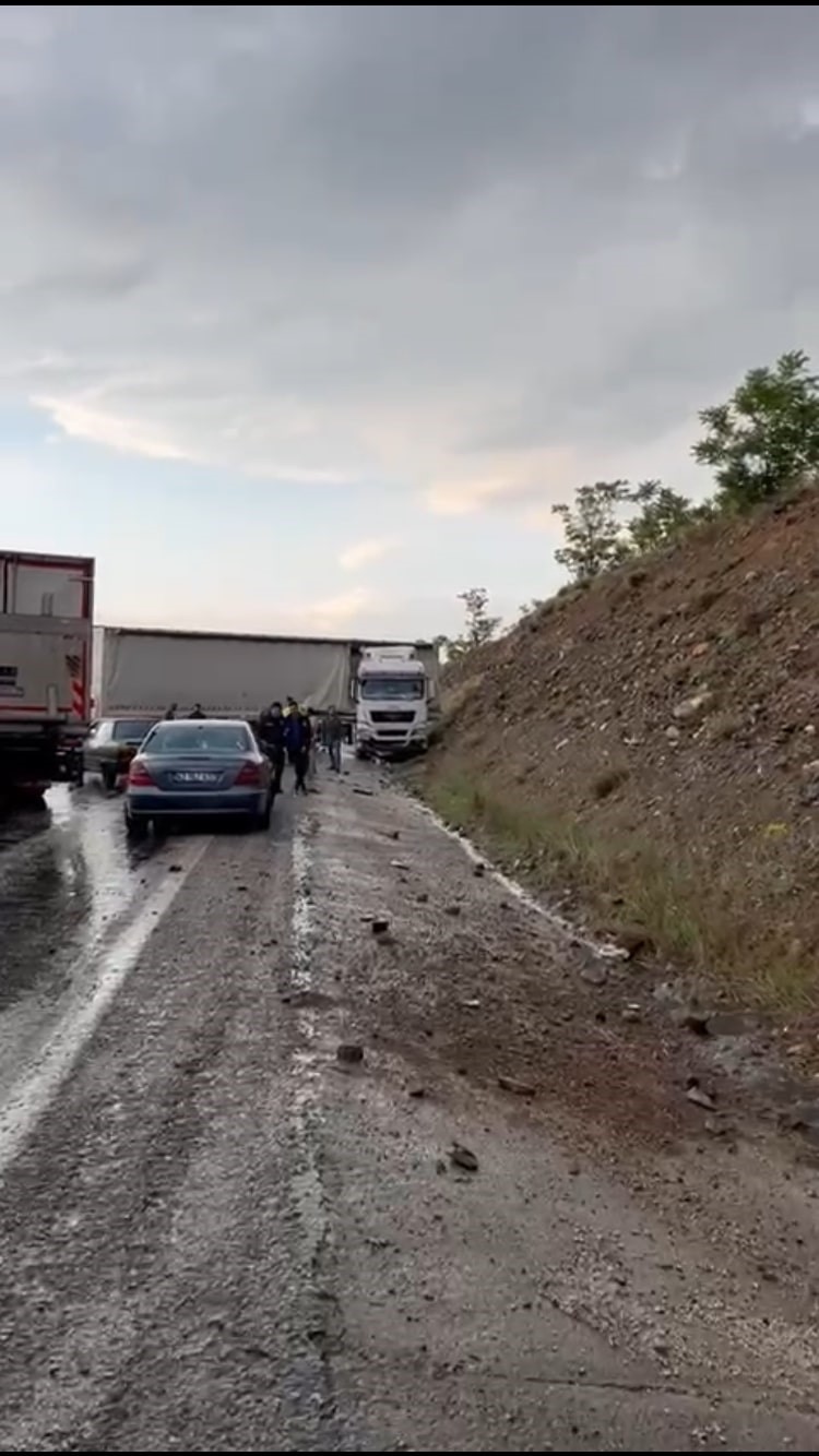 Antalya-Denizli yolunda tır makasladı, yol trafiğe kapandı
