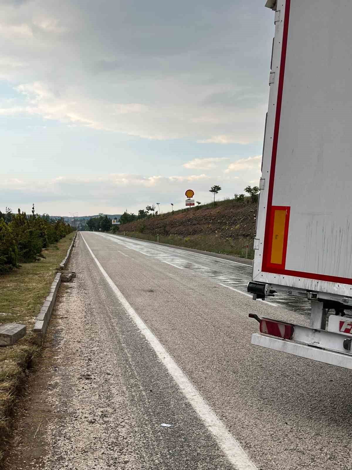 Antalya-Denizli yolunda tır makasladı, yol trafiğe kapandı
