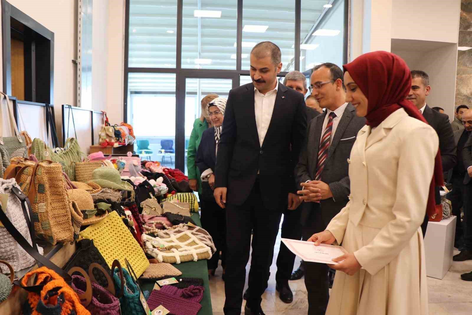 Kahramanmaraş’ta eğitimlerini başarı ile tamamlayan kadınlar sertifikalarını aldı
