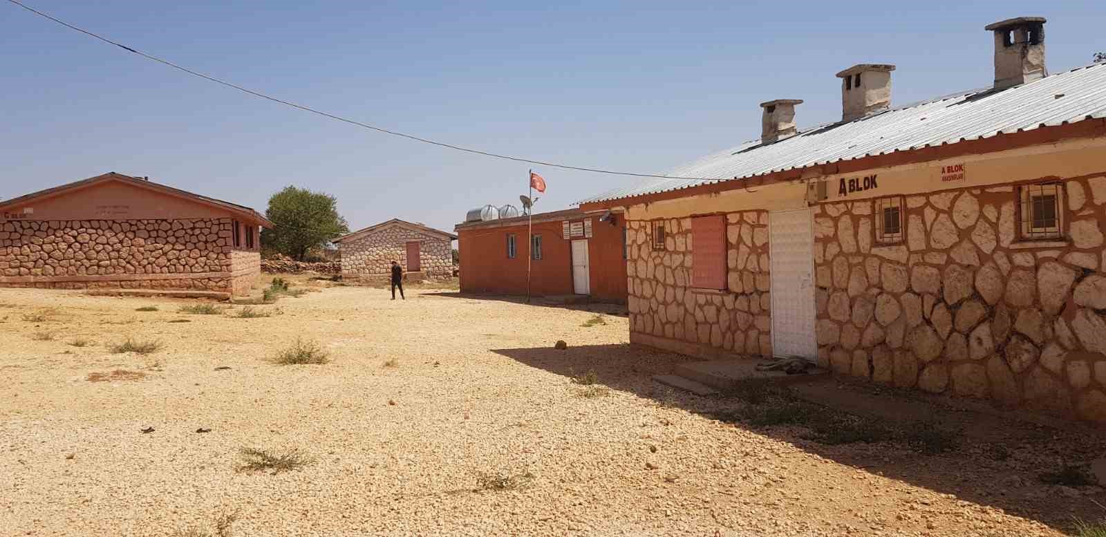 Diyarbakır’da okul müdüründen köy okuluna renkli dokunuş
