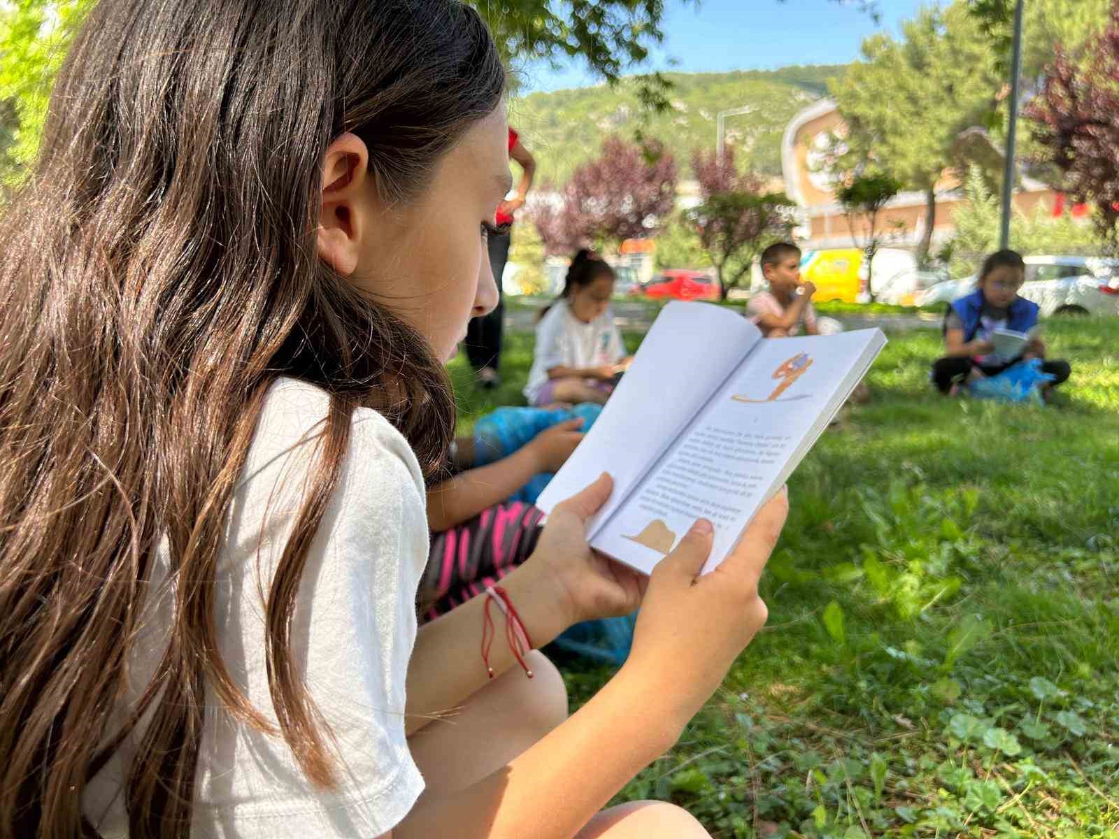 Muğla’da çocuklar doğada kitap okuyarak farkındalık oluşturdu
