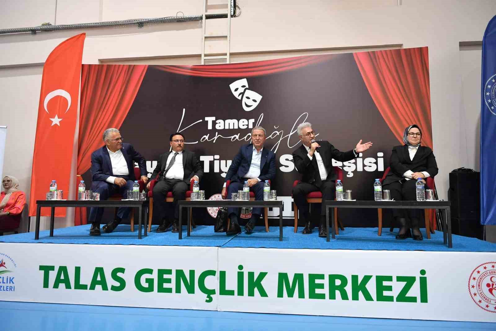 Büyükkılıç, Akar ve Karadağlı tiyatro söyleşisinde gençlerle buluştu, birlikte tiyatro izledi
