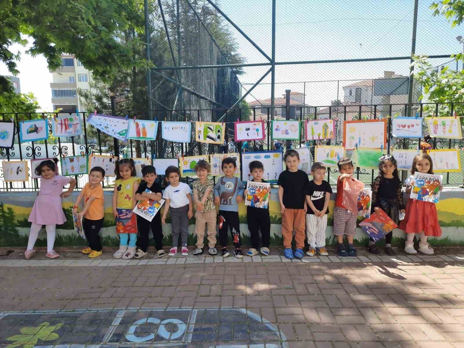 Minik öğrenciler ’Yazar Buluşmasında’ imzalı kitapların sahibi oldu
