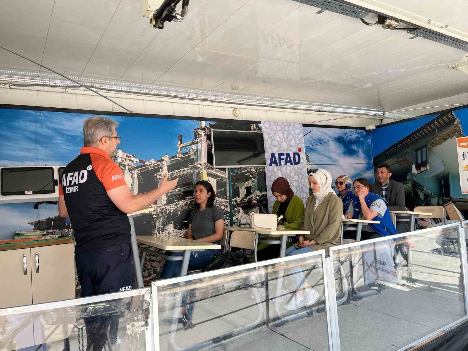 AFAD’ın ‘Deprem Simülasyon Tırı’ Afyonkarahisar’da gençlere tanıtıldı
