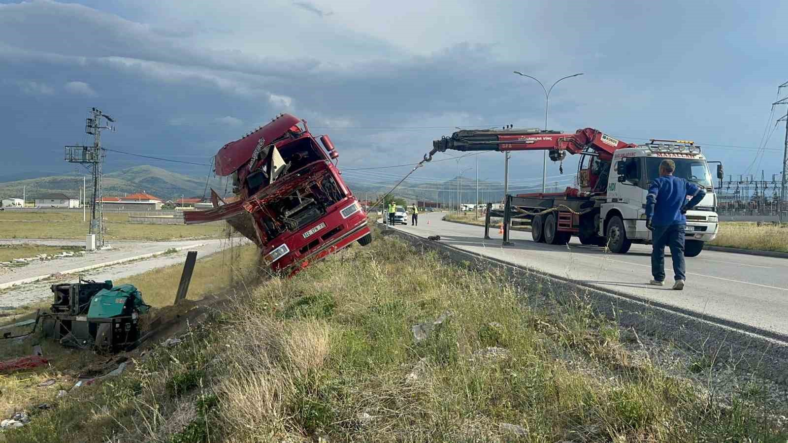 Makine yüklü kamyon devrildi, sürücüsü yaralandı
