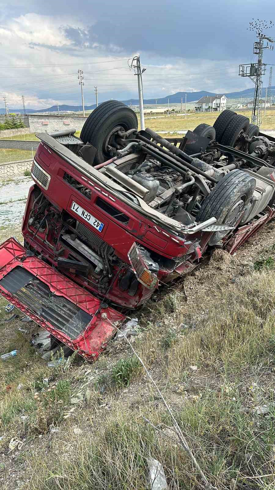 Makine yüklü kamyon devrildi, sürücüsü yaralandı
