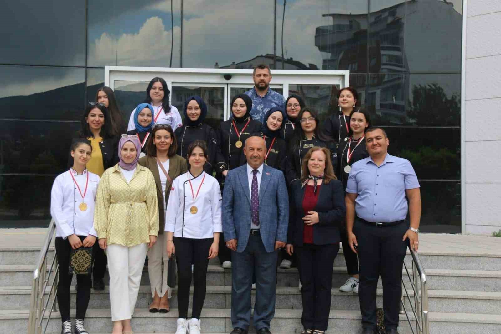 Müdür Başyiğit, yemek yarışmasında derece elde eden öğrencileri kabul etti
