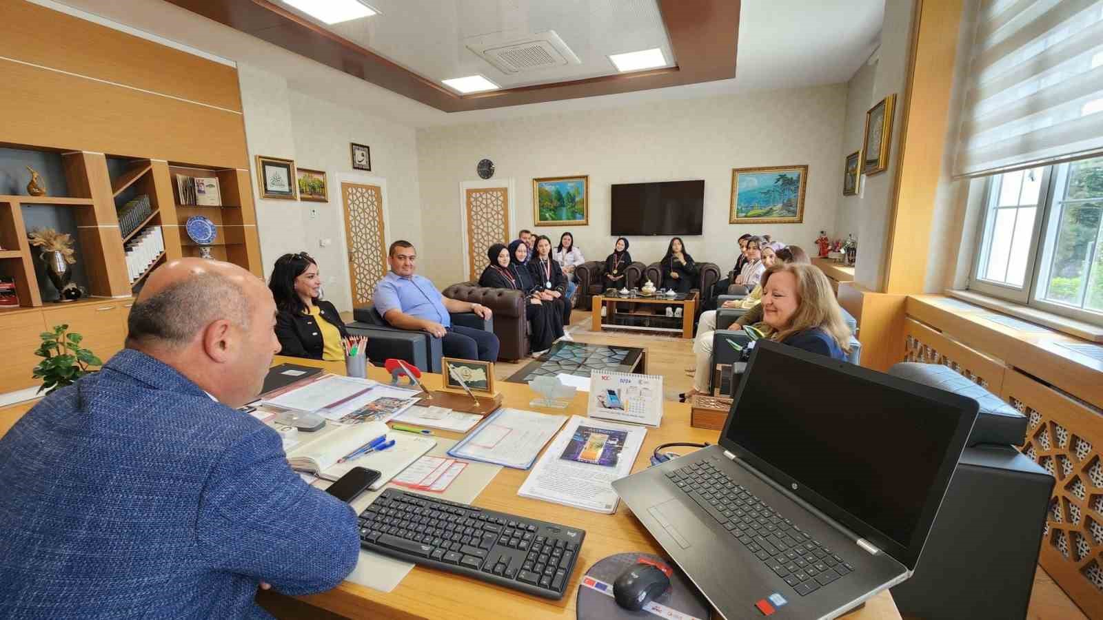 Müdür Başyiğit, yemek yarışmasında derece elde eden öğrencileri kabul etti
