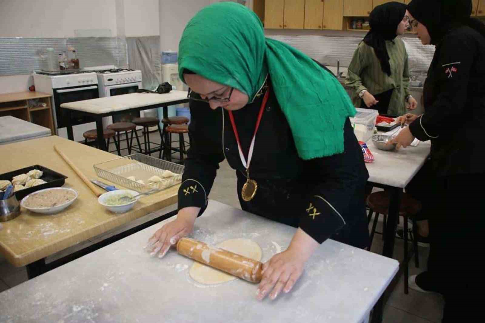 Müdür Başyiğit, yemek yarışmasında derece elde eden öğrencileri kabul etti
