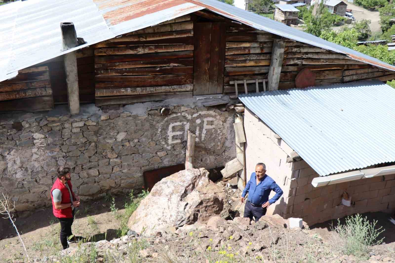 Dağdan kopan kayalar korkutuyor
