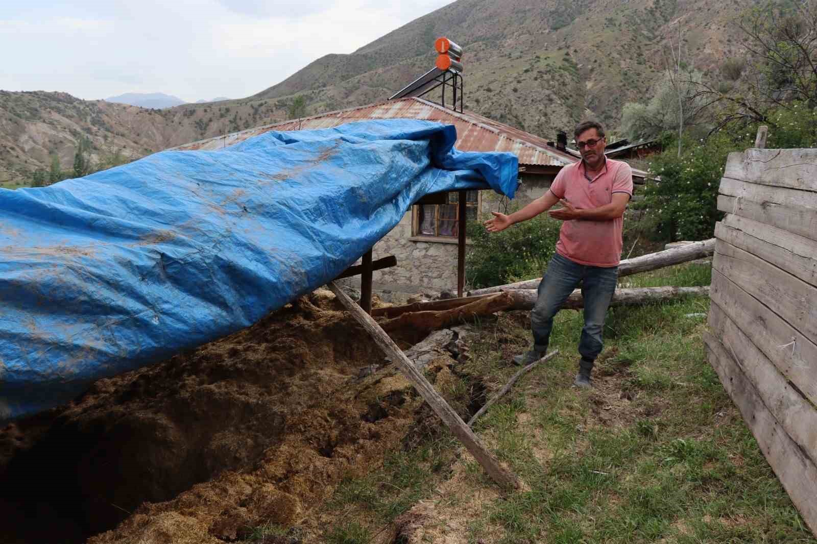 Sağanak yağmur sonrası ahır ve samanlıkları çöktü
