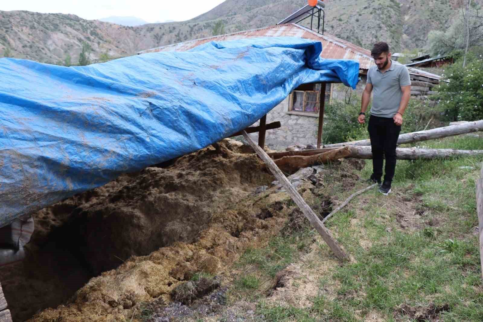 Sağanak yağmur sonrası ahır ve samanlıkları çöktü
