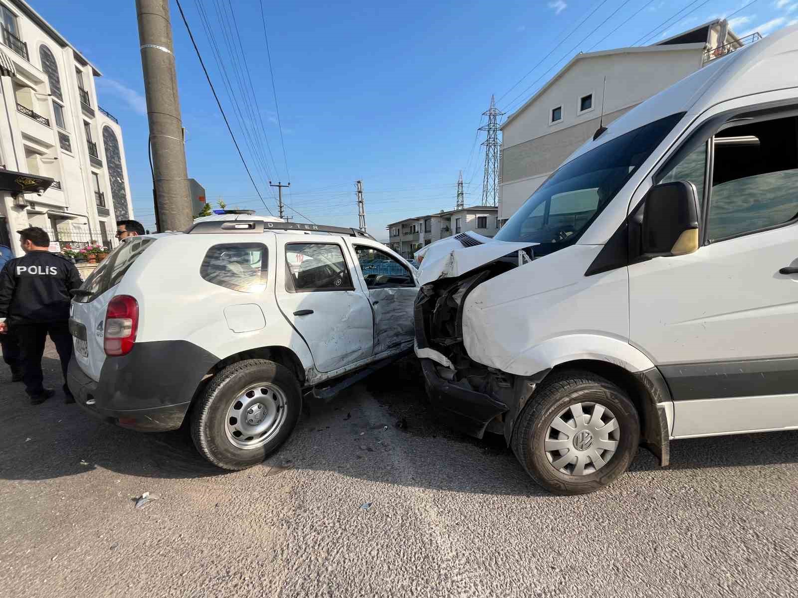 İşçi servisi ile cip çarpıştı: 7 yaralı
