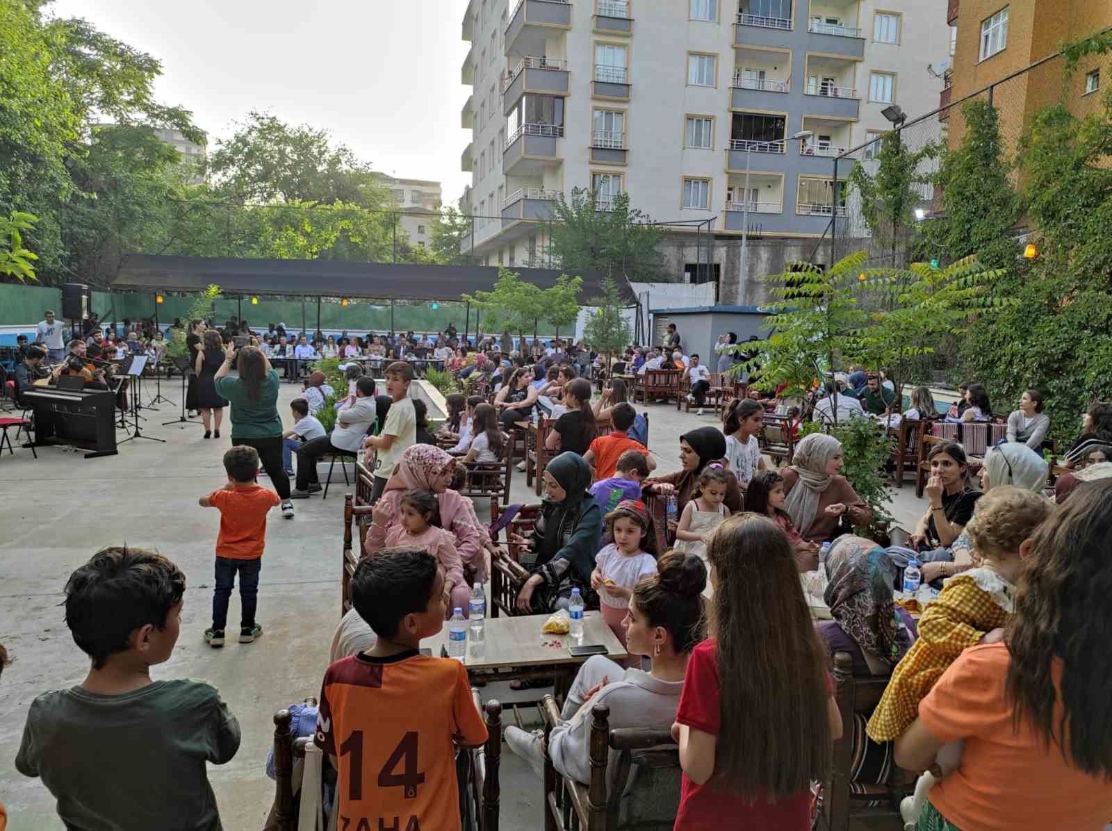 Mereto Dağı eteklerinde düzenlenen konser yoğun ilgi gördü
