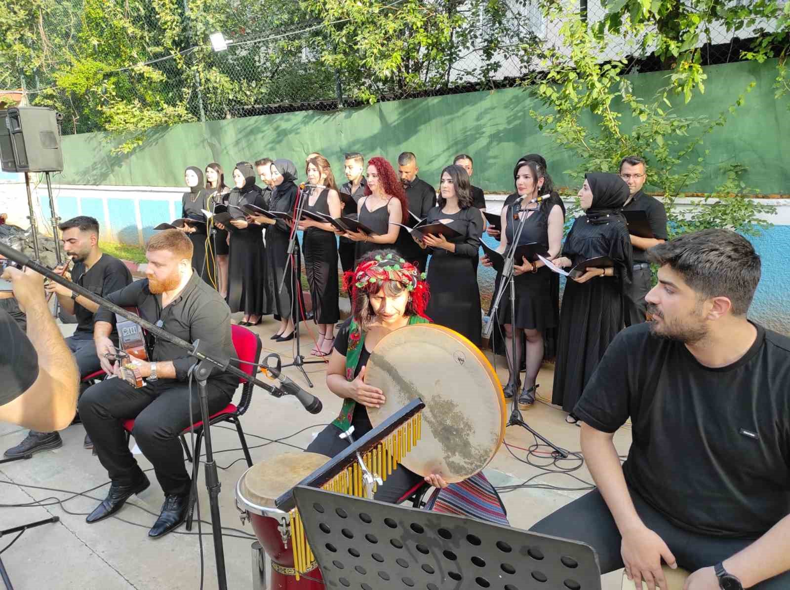 Mereto Dağı eteklerinde düzenlenen konser yoğun ilgi gördü
