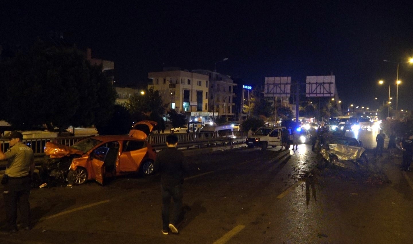 İki otomobil kafa kafaya çarpıştı, parçaları birbirine karıştı: 1’i ağır 5 yaralı
