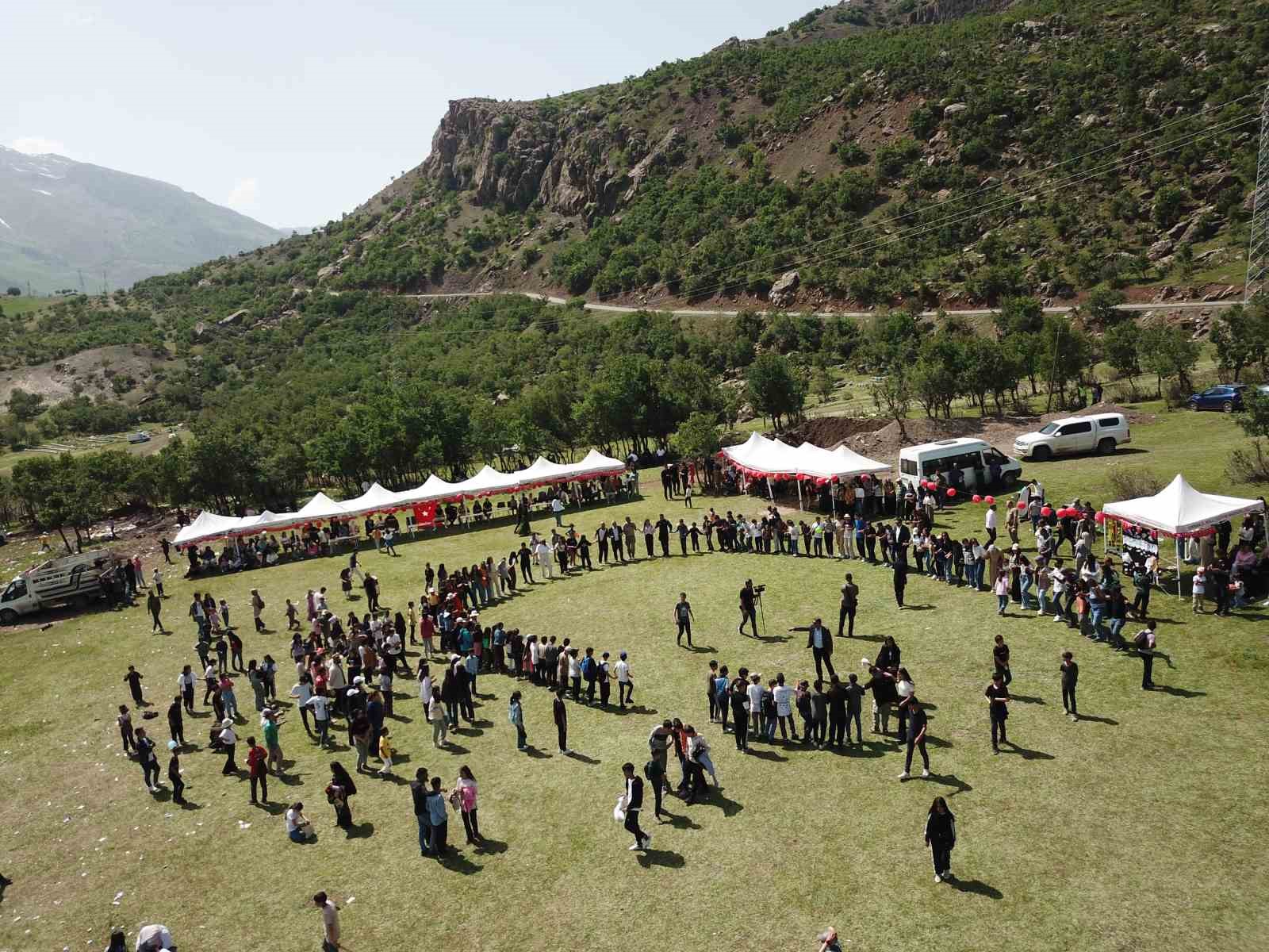 Kato Dağı eteklerinde yüzlerce öğrenci uçurtma uçurdu
