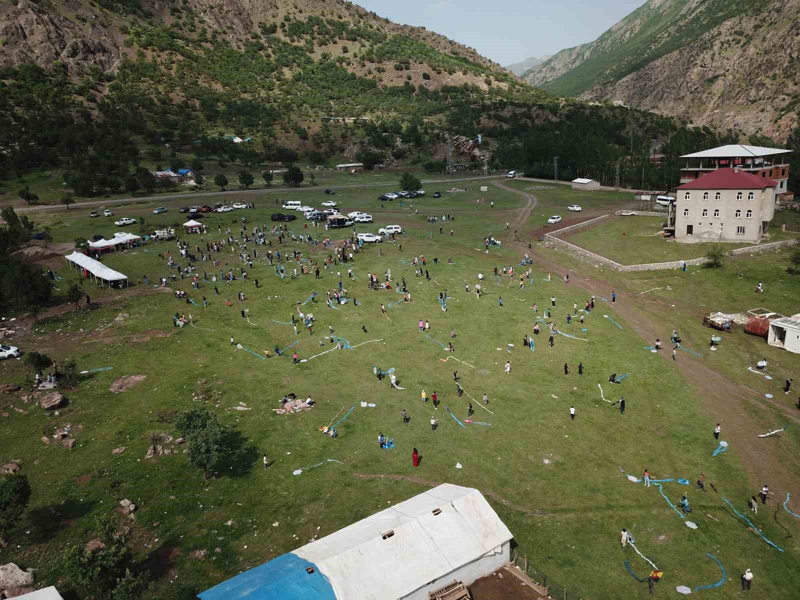 Kato Dağı eteklerinde yüzlerce öğrenci uçurtma uçurdu
