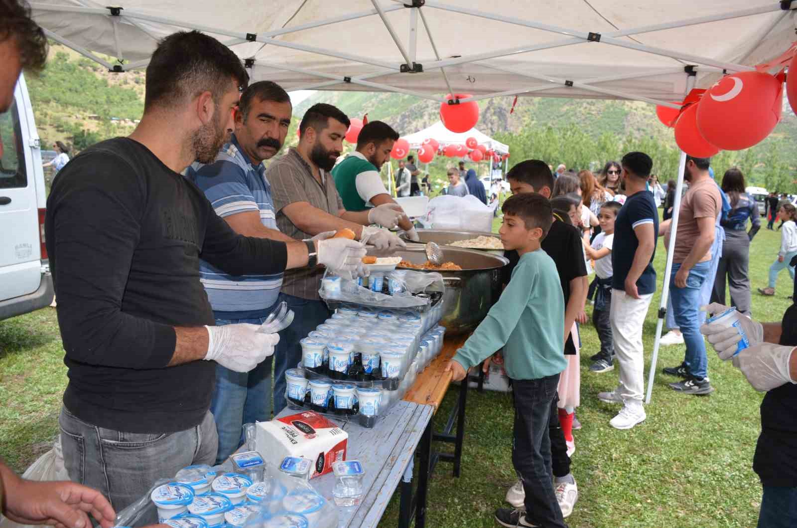 Kato Dağı eteklerinde yüzlerce öğrenci uçurtma uçurdu
