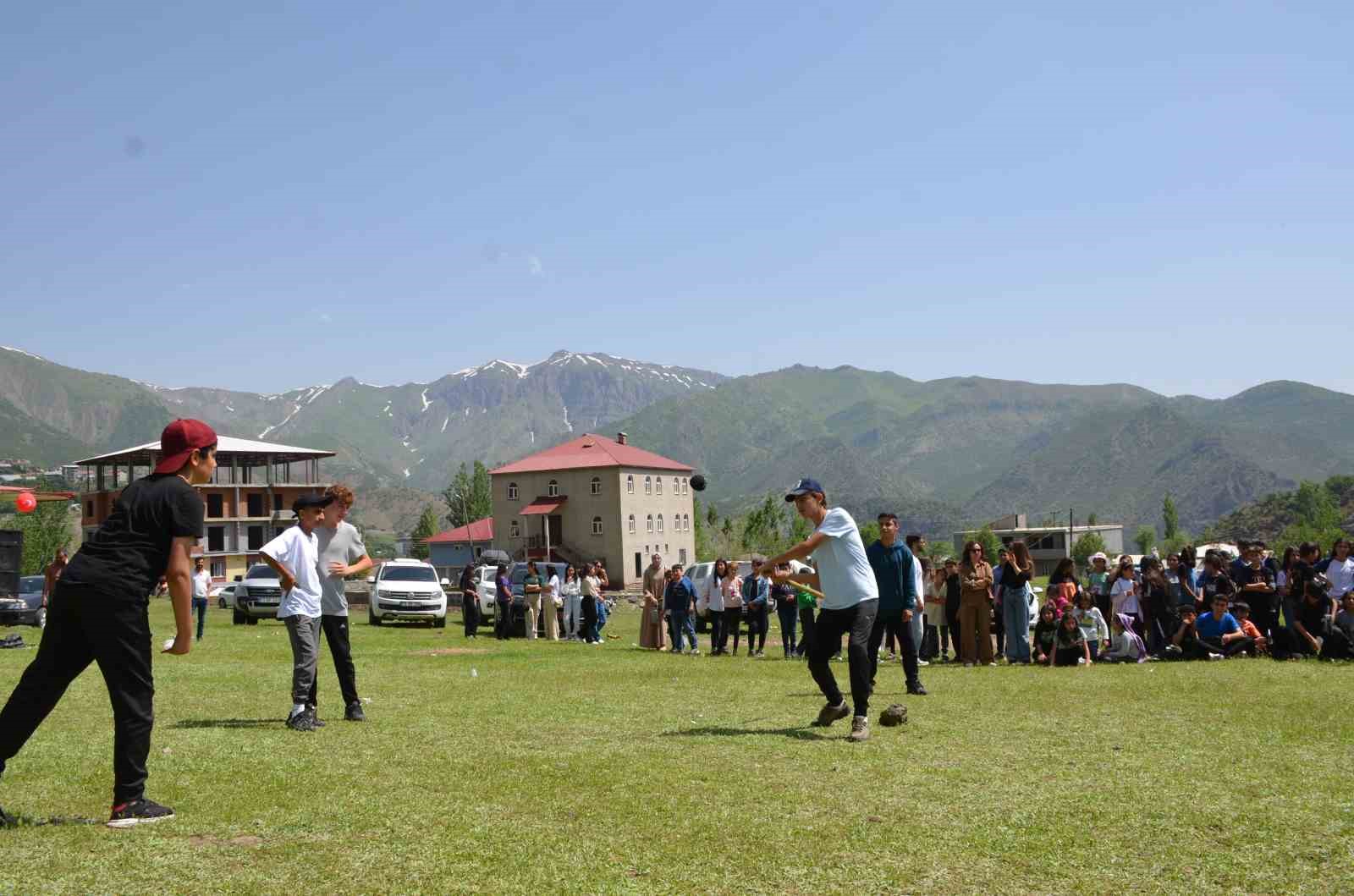 Kato Dağı eteklerinde yüzlerce öğrenci uçurtma uçurdu
