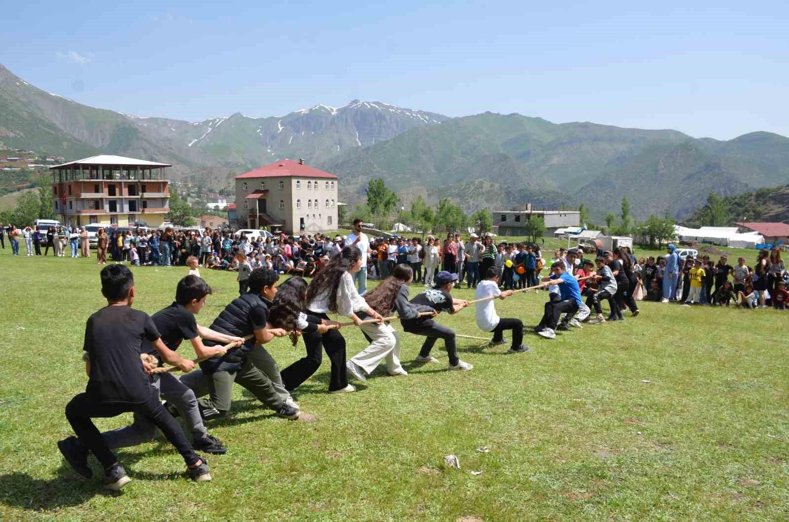 Kato Dağı eteklerinde yüzlerce öğrenci uçurtma uçurdu
