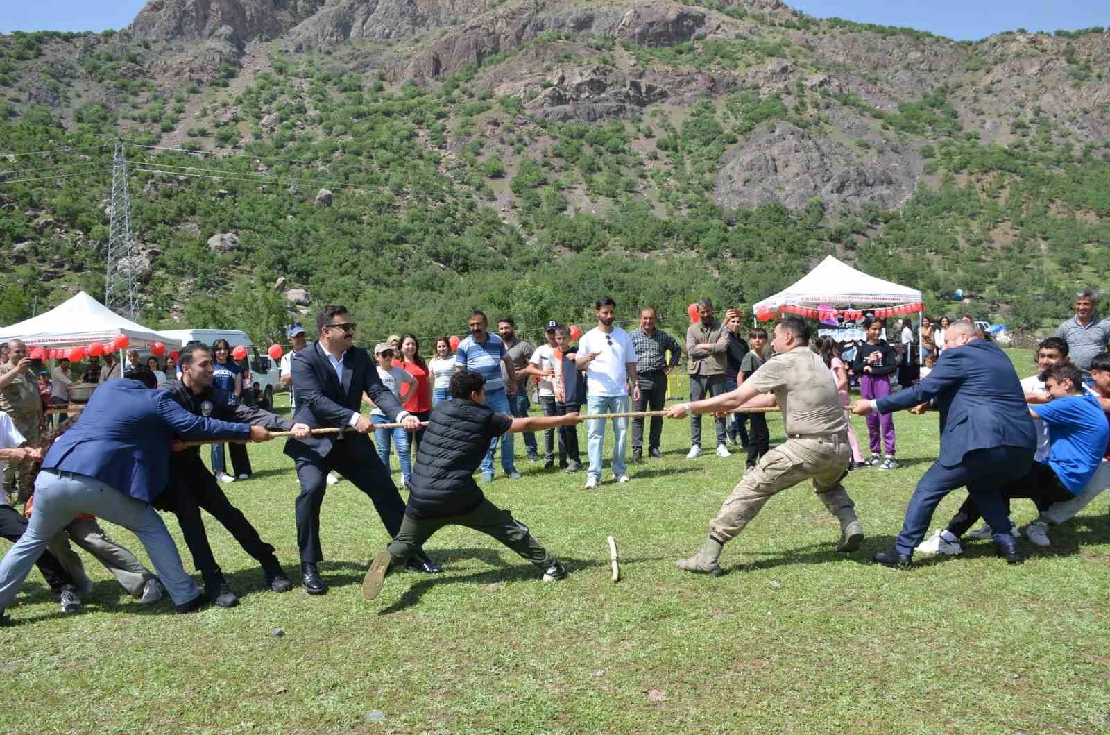 Kato Dağı eteklerinde yüzlerce öğrenci uçurtma uçurdu
