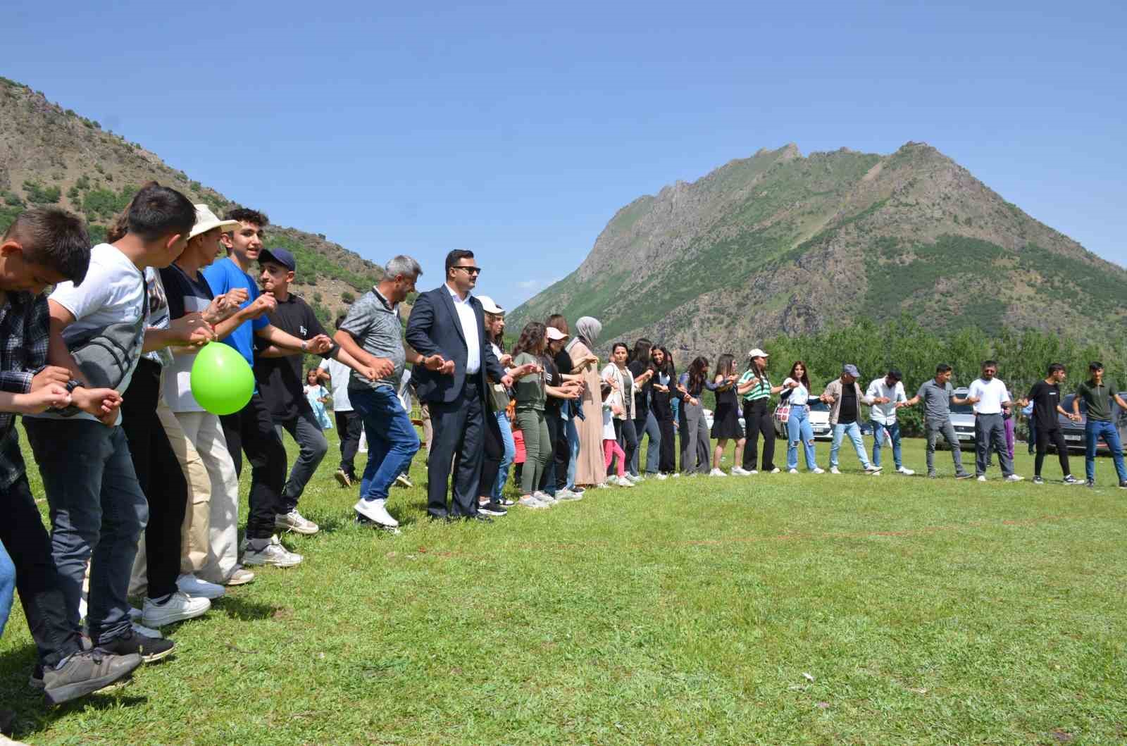 Kato Dağı eteklerinde yüzlerce öğrenci uçurtma uçurdu
