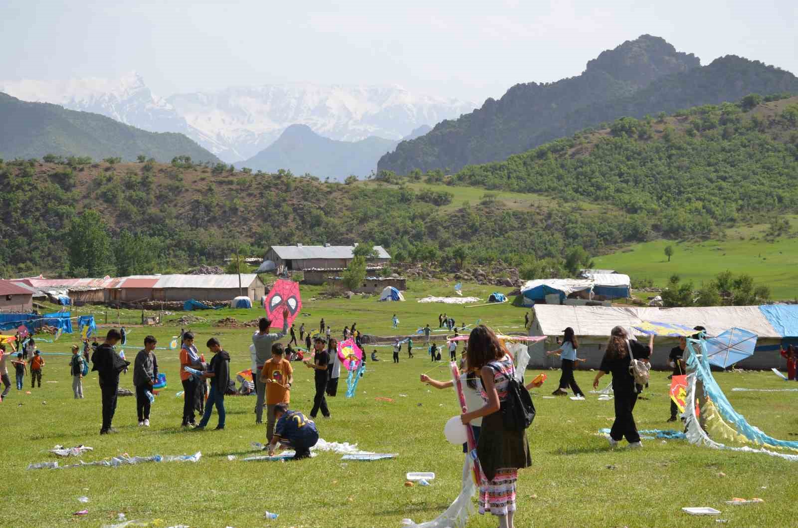 Kato Dağı eteklerinde yüzlerce öğrenci uçurtma uçurdu
