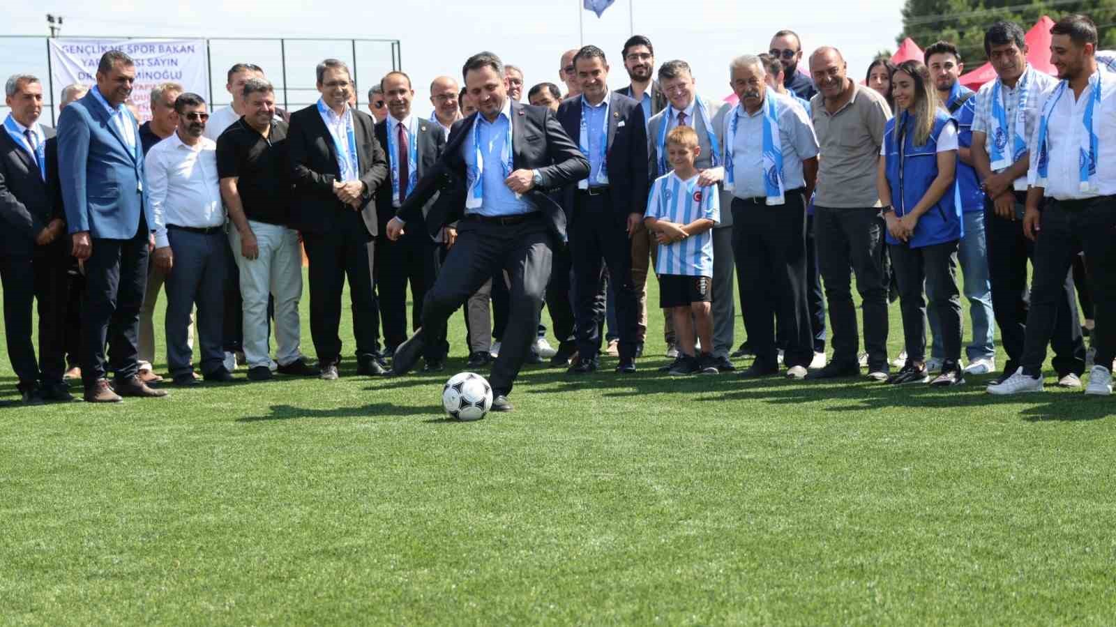 FIFA standartlarındaki futbol sahası törenle açıldı
