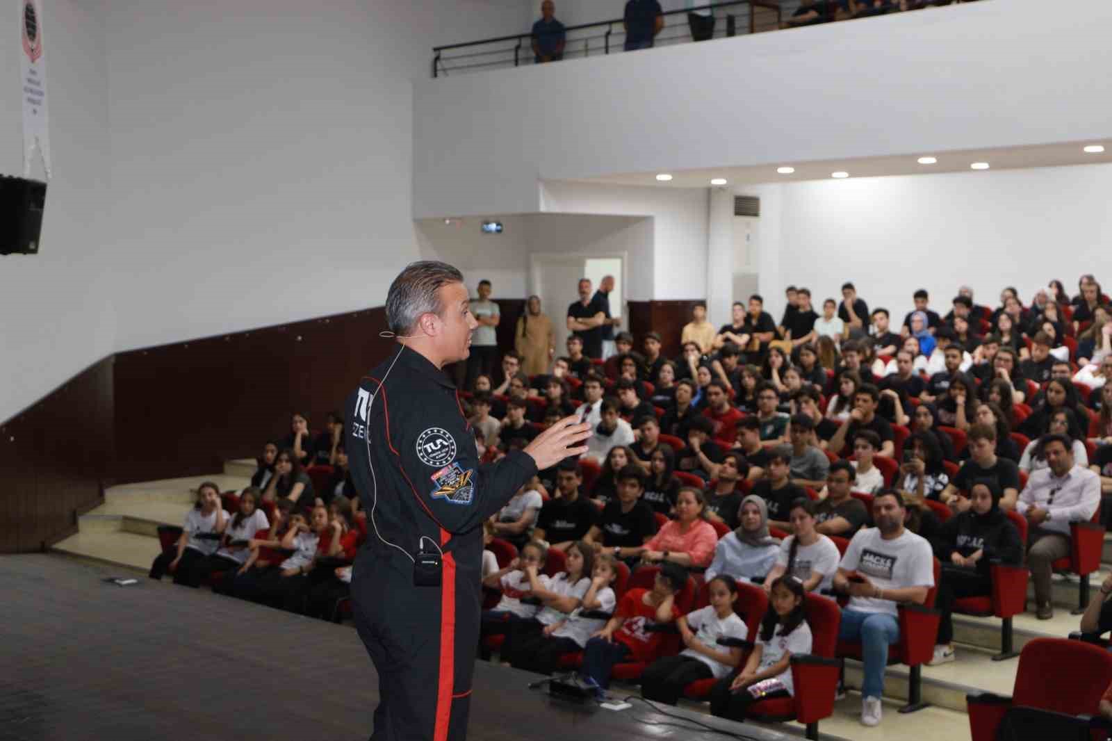 Türkiye’nin ilk astronotu Gezeravcı, Bursa’da öğrencilerle buluştu
