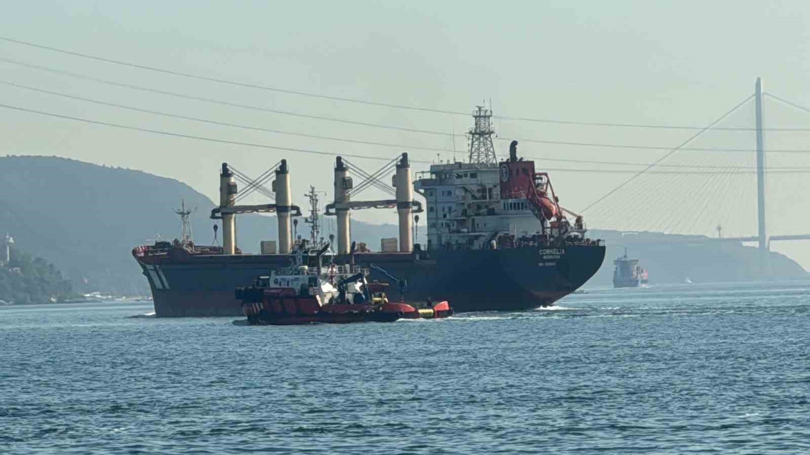 Ulaştırma ve Altyapı Bakanlığı tarafından yapılan açıklamada, “Cornelia isimli gemi makinesini çalıştırdı; kılavuz kaptanımız, Kurtararma-9 ve Kurtarma-12 römorkörlerimiz refakatinde Boğaz seyrine devam etmektedir” denildi.
