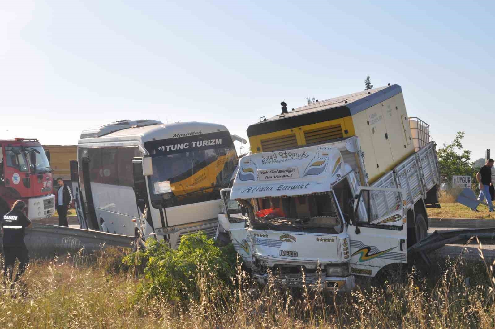 Tekirdağ’da işçi servislerine kamyonet çarptı: 18 yaralı
