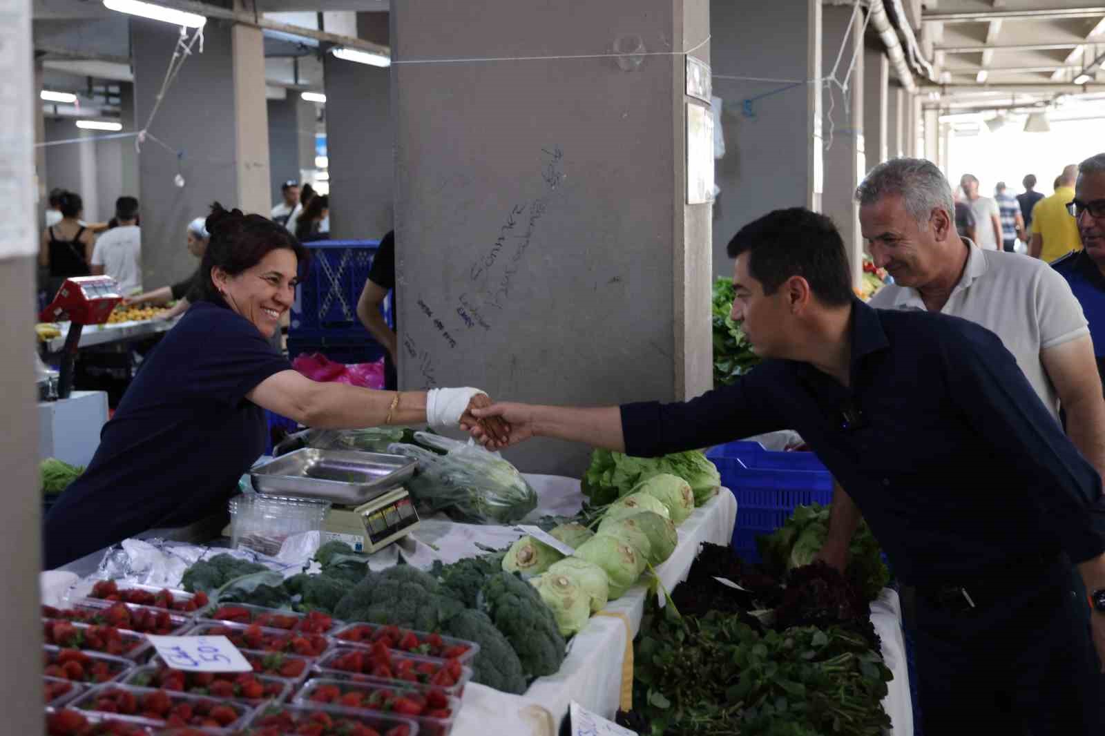 Başkan Ünlü, vatandaşları dinlemeye devam ediyor
