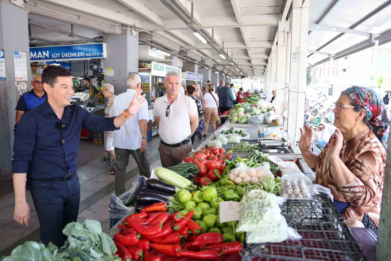 Başkan Ünlü, vatandaşları dinlemeye devam ediyor
