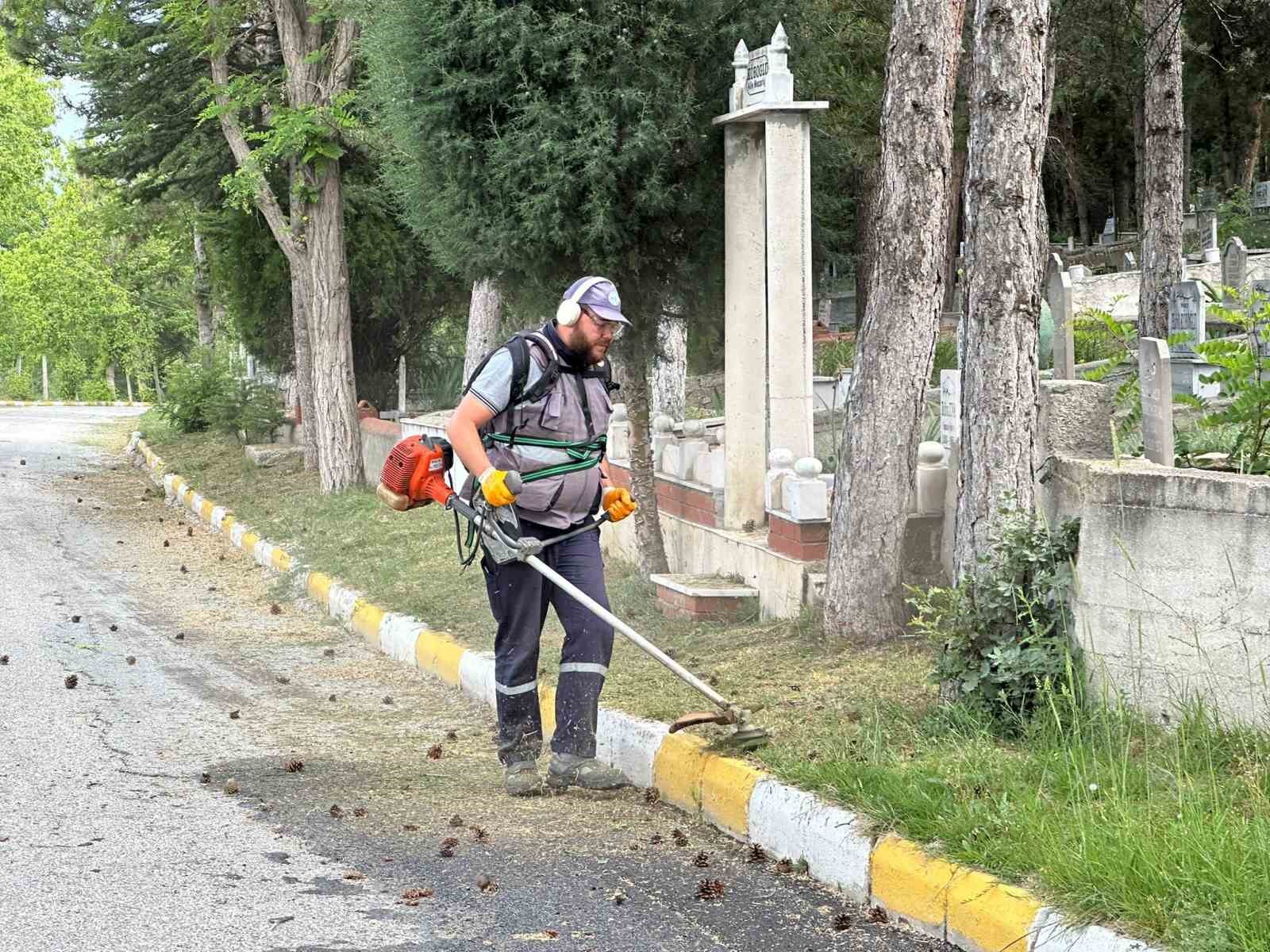 Bozüyük Belediyesi’nden mezarlıkta temizlik ve bakım çalışmaları
