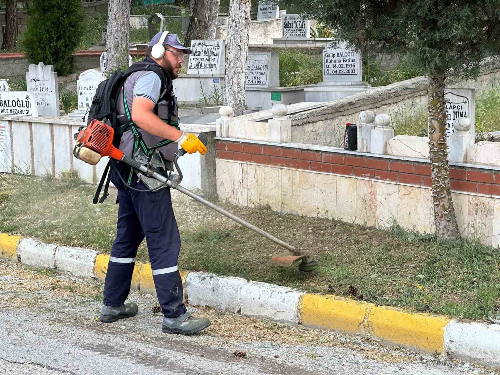 Bozüyük Belediyesi’nden mezarlıkta temizlik ve bakım çalışmaları
